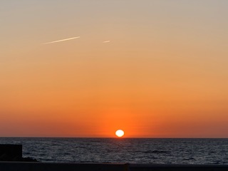 5月13日の夕陽と飛行機雲