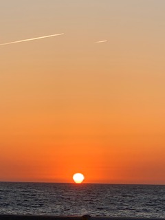 5月13日の夕陽と飛行機雲