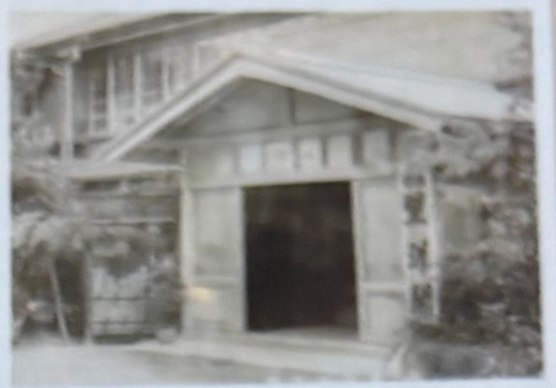 昔の木造建築の入り口に望湖閣という看板が掲げられています。