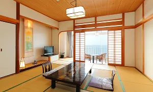 海が見える窓際と床の間がある、落ち着いた雰囲気の和室です。